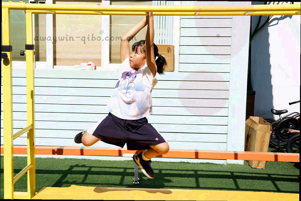 桌面俯拍：打印表格与信封叠放，纸面印着抽象线条