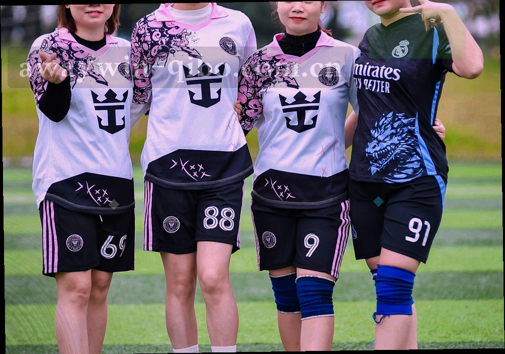 U19 梯队训练的背影剪影，人物位于画面远端